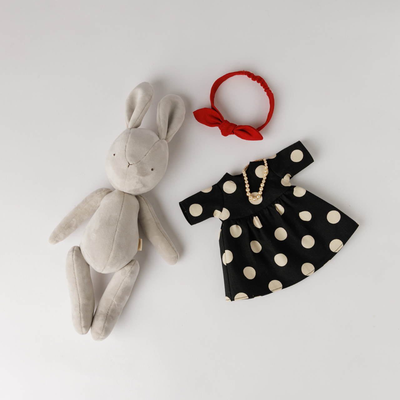 赤を結んで、物語の主人公みたいなコーデ