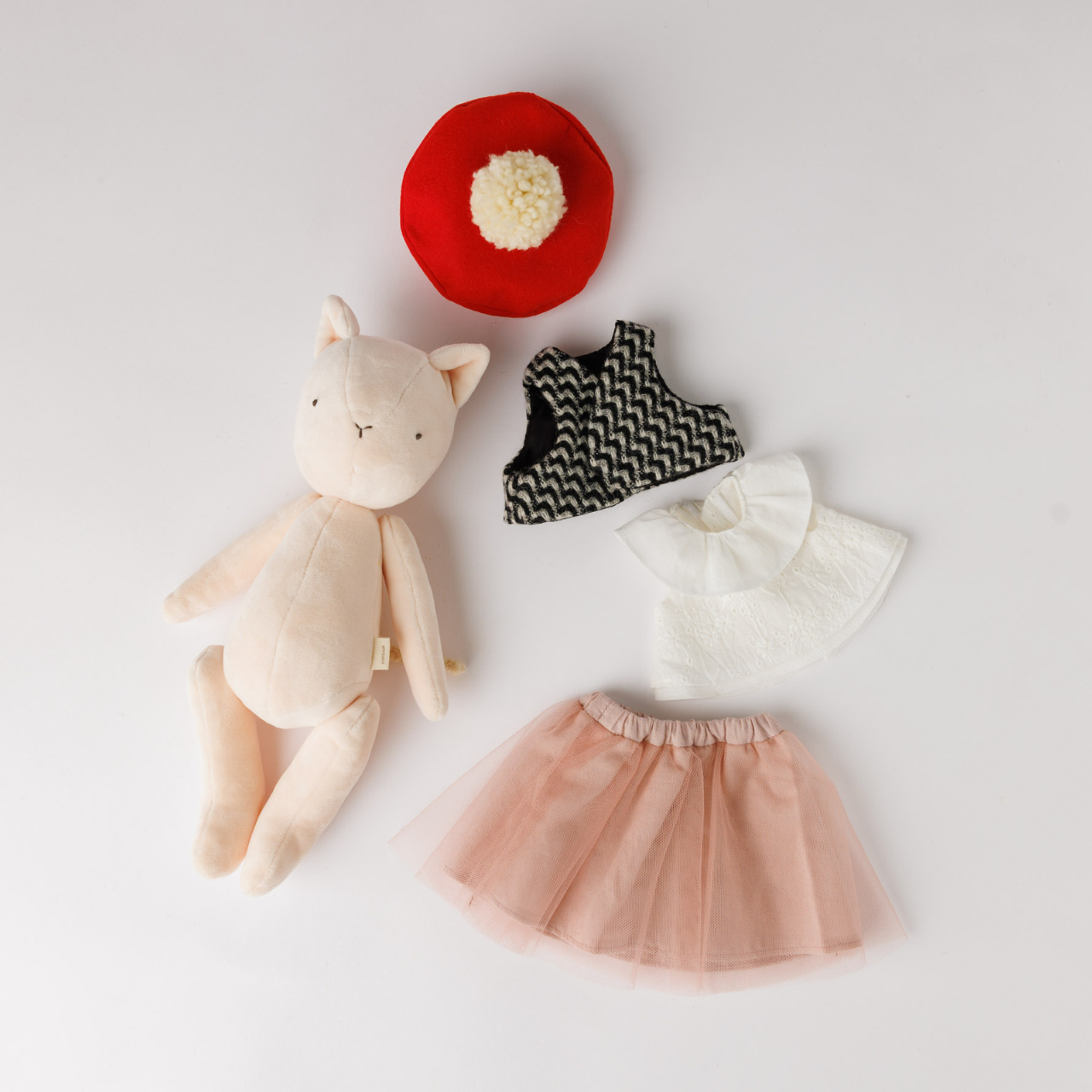 赤いベレーをかぶって、恋する朝のコーデ