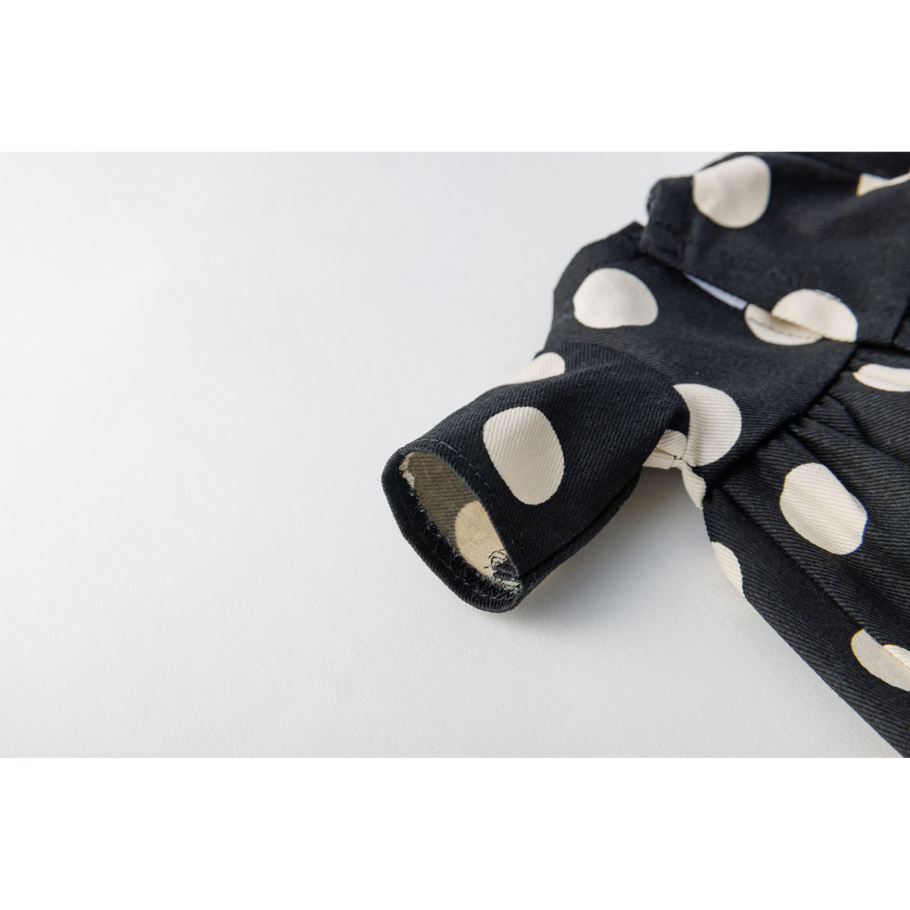 すこし背伸びのドットワンピース