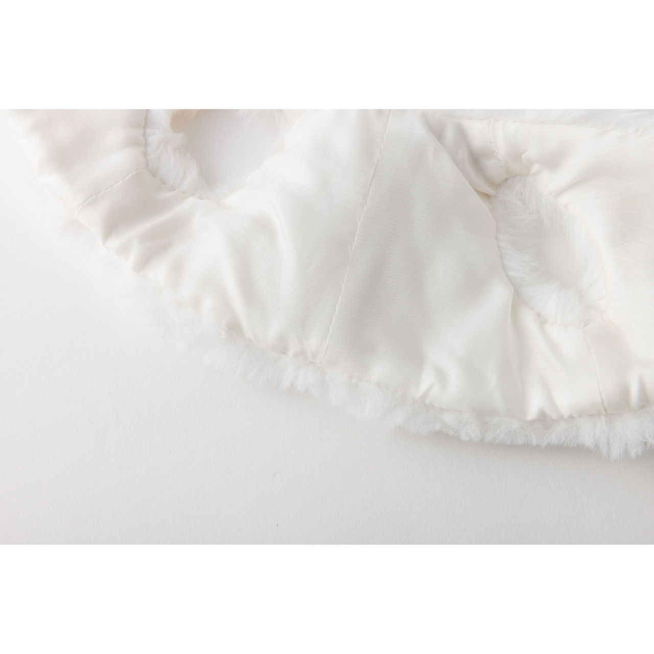 ふわっと灯る、冬のフェイクファーベスト