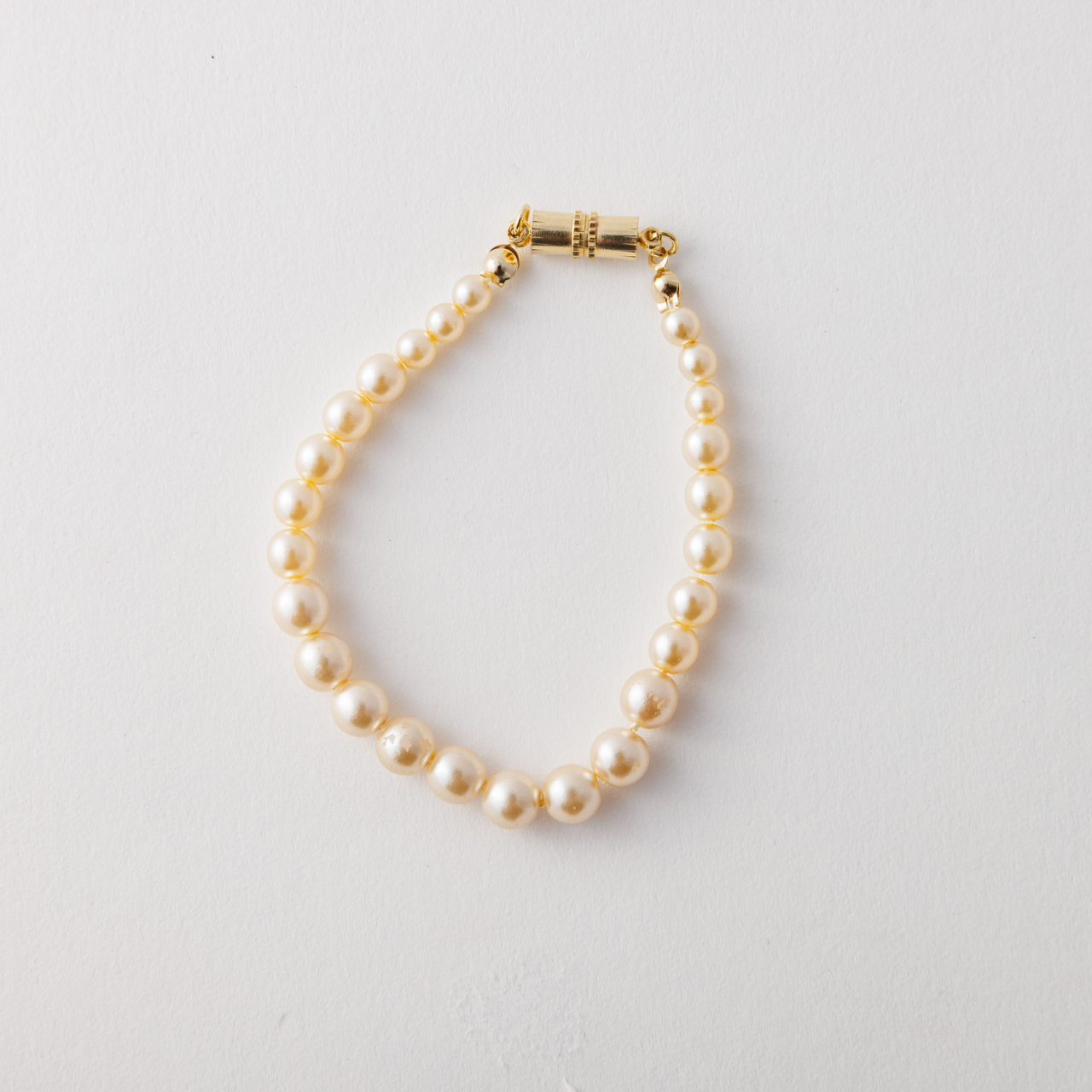 ちいさな胸元に、ひかりをのせて。パールネックレス。