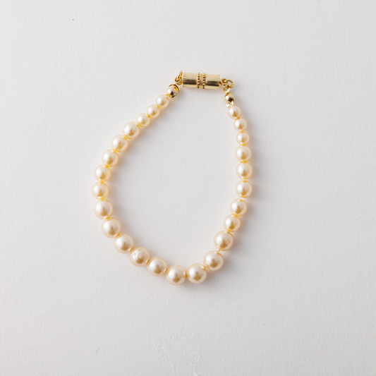 ちいさな胸元に、ひかりをのせて。パールネックレス。