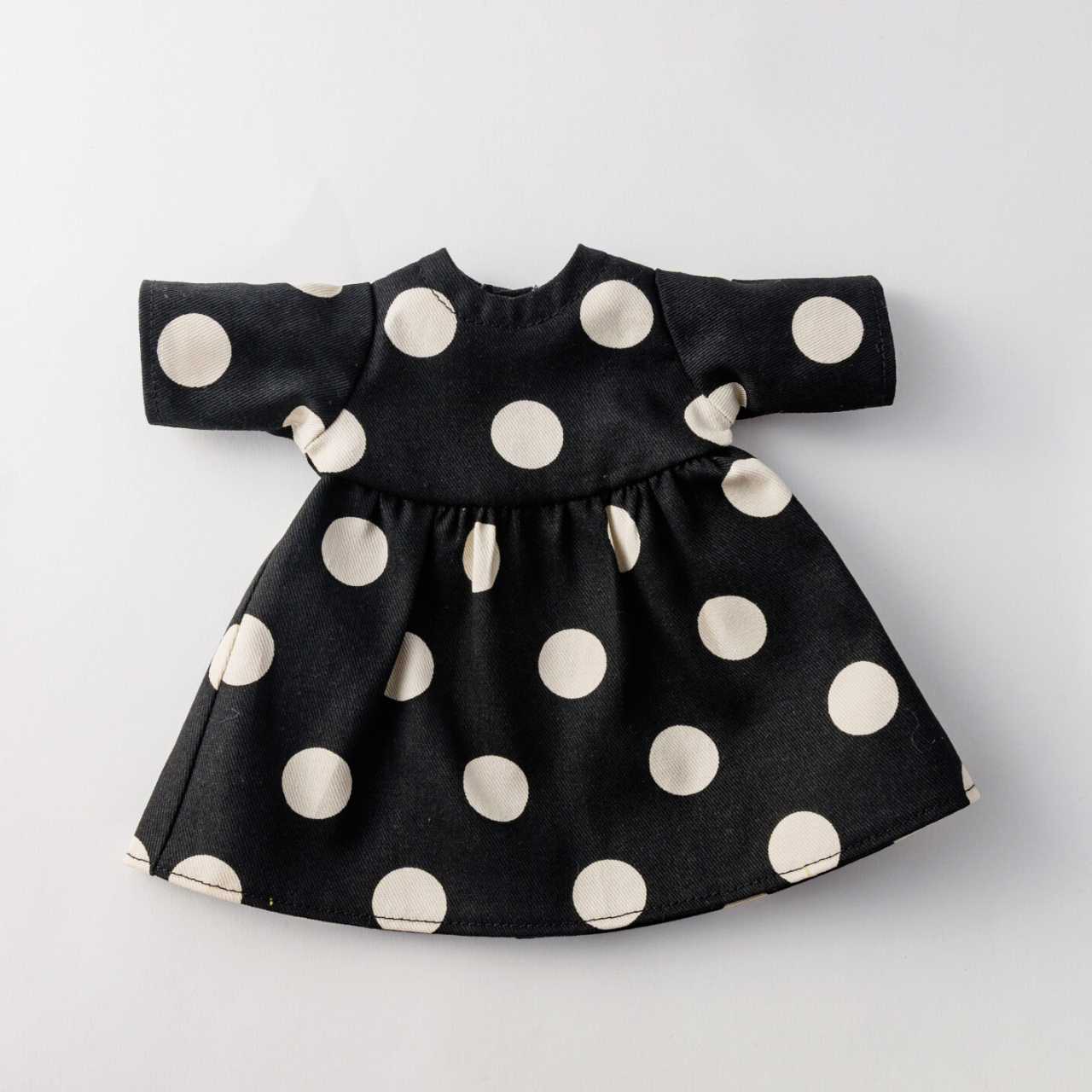 すこし背伸びのドットワンピース