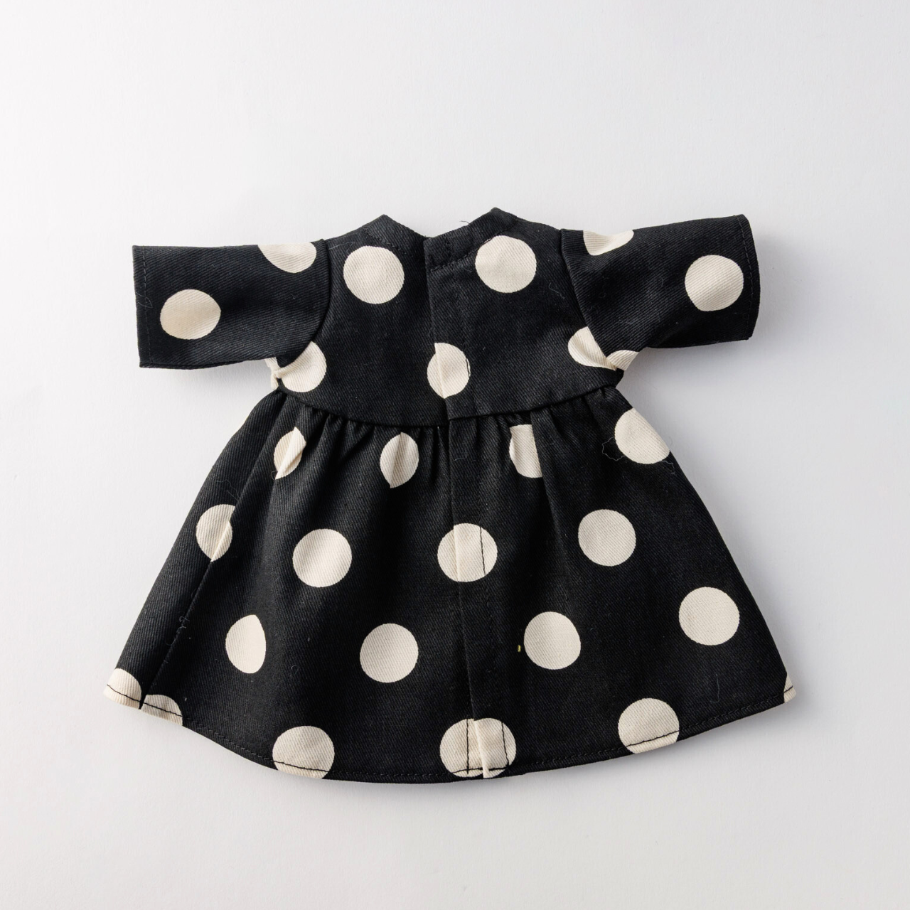 すこし背伸びのドットワンピース