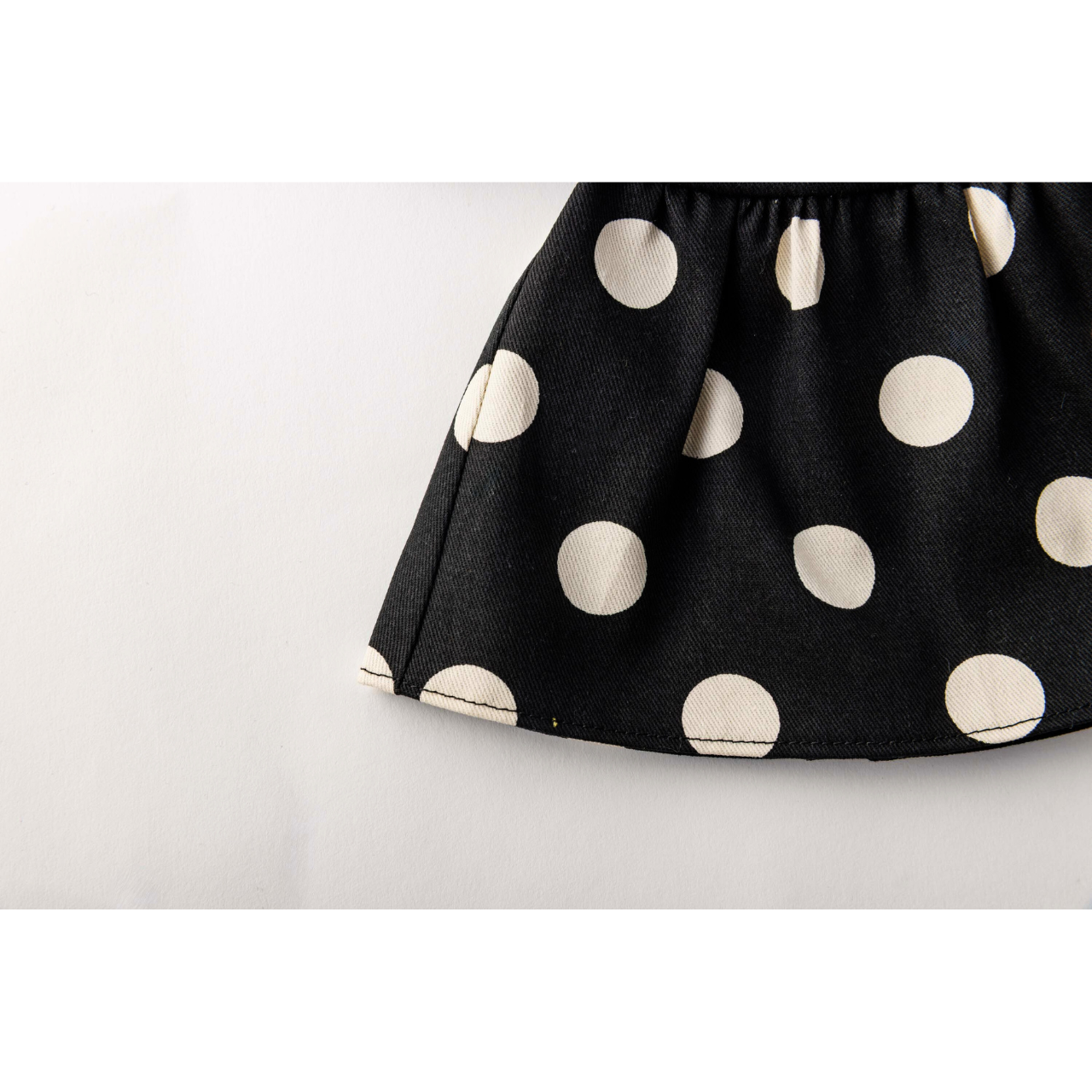 すこし背伸びのドットワンピース