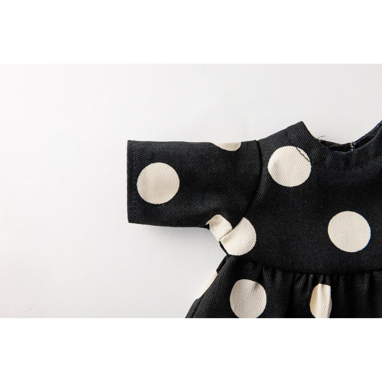 すこし背伸びのドットワンピース