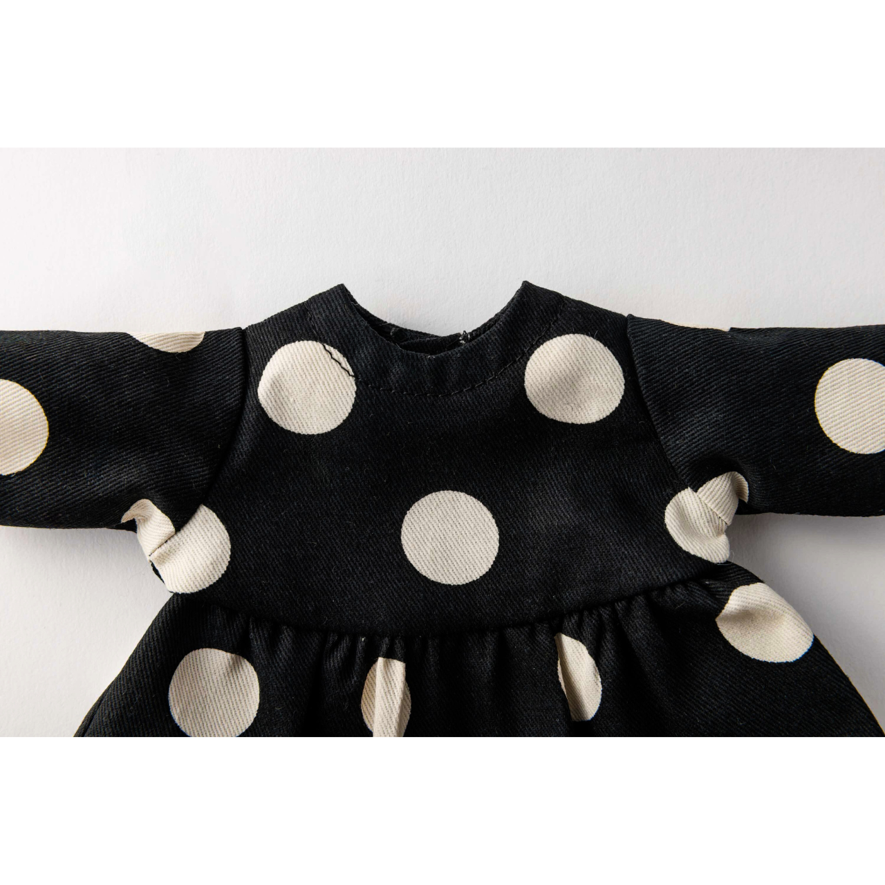 すこし背伸びのドットワンピース