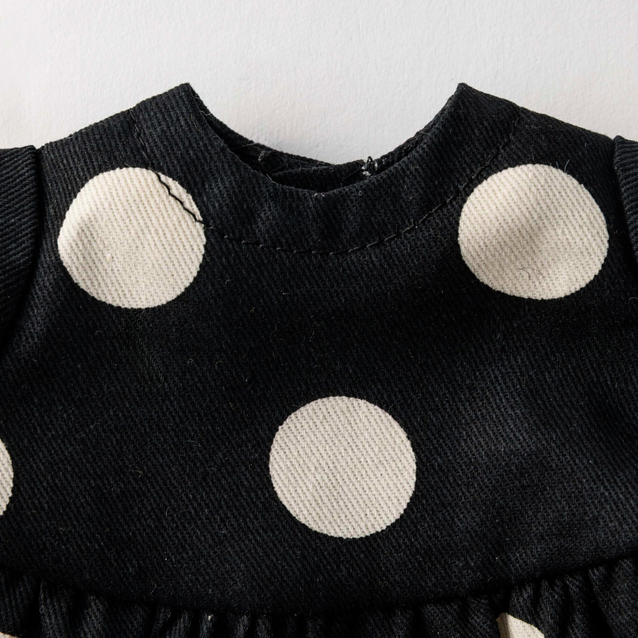 すこし背伸びのドットワンピース